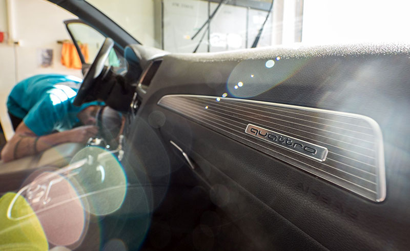 Detailing interiéru automobilu