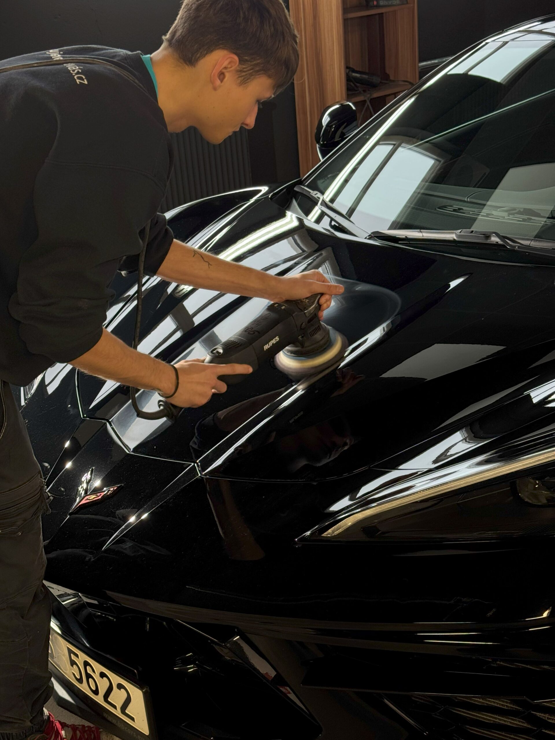 Leštění laku Corvette